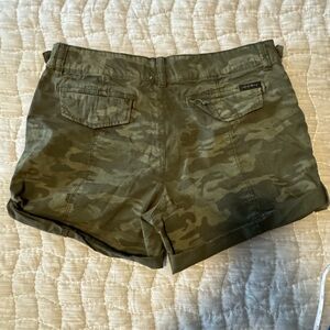 Sanctuary camo shorts, size 31.